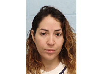 Madre arrestada por descuidar a sus hijos que quedaron atrapados en un incendio